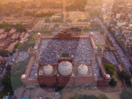 FEATURE - Tausende von muslimischen Anhängern versammeln sich in der Jama Masjid in Alt-Delhi