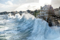 FEATURE - Wellen schlagen gegen die Küste von Saint Malo