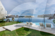 Boeing 737 turned into holiday villa for high flyers