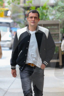 *EXCLUSIVE* Orlando Bloom displays his fashionable side in Manhattan during a dog stroll