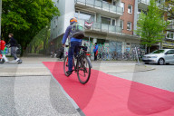 Hamburg: Ein "Roter Teppich" als sicherer Fußgängerüberweg zur Schule 