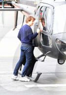 EXCLUSIVE - Tom Cruise hat Probleme mit der Tür seines Hubschraubers
