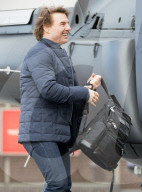 EXCLUSIVE - Tom Cruise bittet um Landeerlaubnis auf dem Heliport Battersea in London