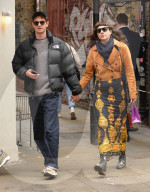 EXCLUSIVE -  Andrew Garfield mit seiner neuen Freundin Dr. Kate Tomas bei einem Spaziergang im Zentrum von London