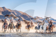 FEATURE - Kasachen jagen mit Adlern auf dem Pferderücken durch die Weiten des Altai-Gebirges in der Mongolei