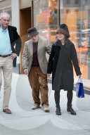 EXCLUSIVE:  Woody Allen, seine Frau Soon-Yin Previn und Bill Oreilly lächeln bei der Ankunft auf Cindy Adams 94. Geburtstagsparty in New York City