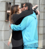 EXCLUSIVE -  Adam Sandler küsst seine Frau Jackie Sandler auf der Strasse
