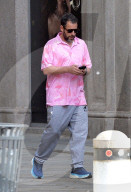 EXCLUSIVE -  Adam Sandler trägt sein knallbuntes Hemd in Begleitung seiner Frau Jackie Sandler und seiner Tochter bei einem Einkaufsbummel in Mailand