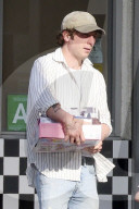 *EXCLUSIVE* Jeremy White Allen enjoys toy shopping with his daughters in Studio City!