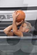 EXCLUSIVE: George Clooney verbringt seinen Geburtstag mit Basketball spielen 