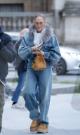 EXCLUSIVE: Jennifer Lopez trägt Denim-Outfit mit Fellkapuze