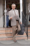 EXCLUSIVE - Schauspieler Pierce Brosnan in einem alten 70er-Jahre-Anzug bei Dreharbeiten für "Giant" in Leeds
