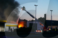 Hamburg: Tankstelle durch Großfeuer vollkommen zerstört