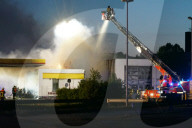 Hamburg: Tankstelle durch Großfeuer vollkommen zerstört
