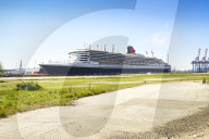 Die Queen Mary 2 liegt am Kreuzfahrtterminal Steinwerder in Hamburg
