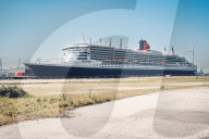 Die Queen Mary 2 liegt am Kreuzfahrtterminal Steinwerder in Hamburg
