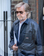 EXCLUSIVE - Sir Paul McCartney verlässt mit Designer-Sonnenbrille und -Outfit seine Studios in London