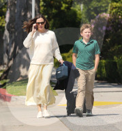PREMIUM EXCLUSIVE Jennifer Garner Masters Chic Multi-Tasking In Santa Monica