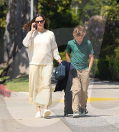 PREMIUM EXCLUSIVE Jennifer Garner Masters Chic Multi-Tasking In Santa Monica