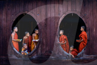 FEATURE - Junge Mönche stehen in einem Fenster und studieren aus Büchern