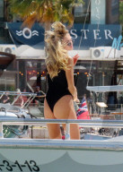 EXCLUSIVE: Laila Hasanovic, Mick Schumachers dänische Model-Freundin, verbringt den Tag auf einer Yacht in Mallorca mit anderen Models
