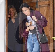 EXCLUSIVE - Demi Moore verließ eine Londoner Residenz mit ihrem winzig kleinen Hündchen Pilaf