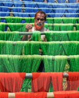 FEATURE - Arbeiter sortieren und trocknen verschiedene farbige Fäden