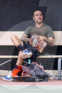 *EXCLUSIVE* Pete Wentz enjoys a Cereal Snack at the Tennis Courts