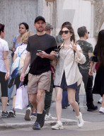 EXCLUSIVE -  Lily Collins spaziert mit ihrem Ehemann Charlie McDowell in Rom
