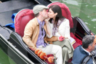 EXCLUSIVE - Johnny Galecki und seine Frau Morgan Galecki küssen sich in einer Gondel in Venedig