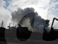 Großfeuer im Hamburger Hafen - Schrotthaufen auf dem Gelände eines Recyclinghofes brennt