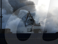 Großfeuer im Hamburger Hafen - Schrotthaufen auf dem Gelände eines Recyclinghofes brennt