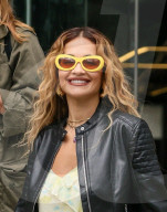 EXCLUSIVE - Rita Ora sieht schick aus in Khaki-Shorts und Adidas-Trainingshose in London