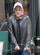 EXCLUSIVE - Jon Bon Jovi zieht seine schwarze Lederjacke an einem kühlen Tag in Central London an
