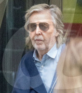 EXCLUSIVE - Sir Paul McCartney sieht ziemlich ungepflegt aus beim Verlassen seines Büros in London