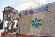 Resti di un\'ambulanza danneggiata durante la guerra in Ucraina esposta a Torino