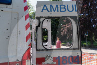 Resti di un\'ambulanza danneggiata durante la guerra in Ucraina esposta a Torino