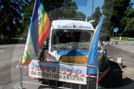 Resti di un\'ambulanza danneggiata durante la guerra in Ucraina esposta a Torino