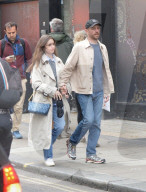 EXCLUSIVE -  Emily in London: "Emily in Paris"-Star Lily Collins geht mit ihrem Ehemann Charlie McDowell in London aus