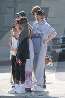 EXCLUSIVE - Charlize Theron umarmt ihre Kinder während eines lockeren Ausflugs in LA
