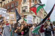 Milano, Presidio fuori dal Teatro Parenti