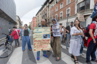 Milano, Presidio fuori dal Teatro Parenti