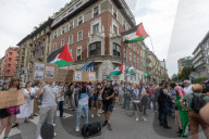 Milano, Presidio fuori dal Teatro Parenti