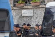 Milano, Presidio fuori dal Teatro Parenti