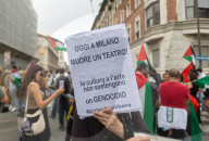 Milano, Presidio fuori dal Teatro Parenti