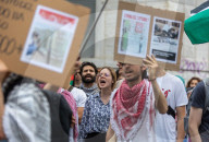 Milano, Presidio fuori dal Teatro Parenti