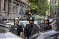 Milano, Presidio fuori dal Teatro Parenti