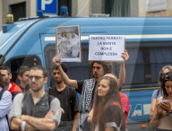 Milano, Presidio fuori dal Teatro Parenti