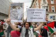 Milano, Presidio fuori dal Teatro Parenti