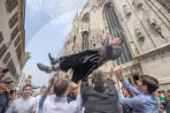 Tradizionale lancio del sacerdote in Piazza Duomo 